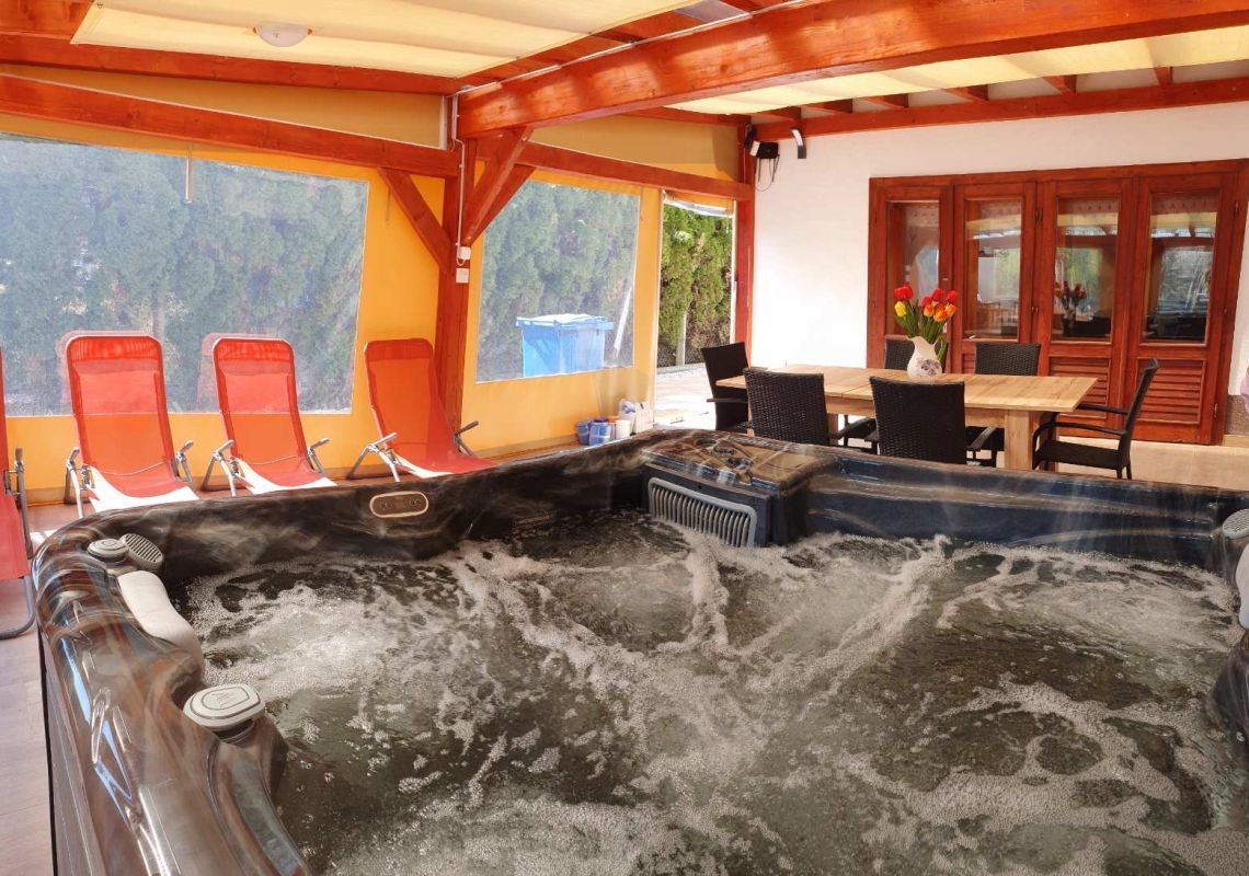 5 személyes jacuzzi a fedett terasz alatt kialakított nyári konyha és étkező mellett