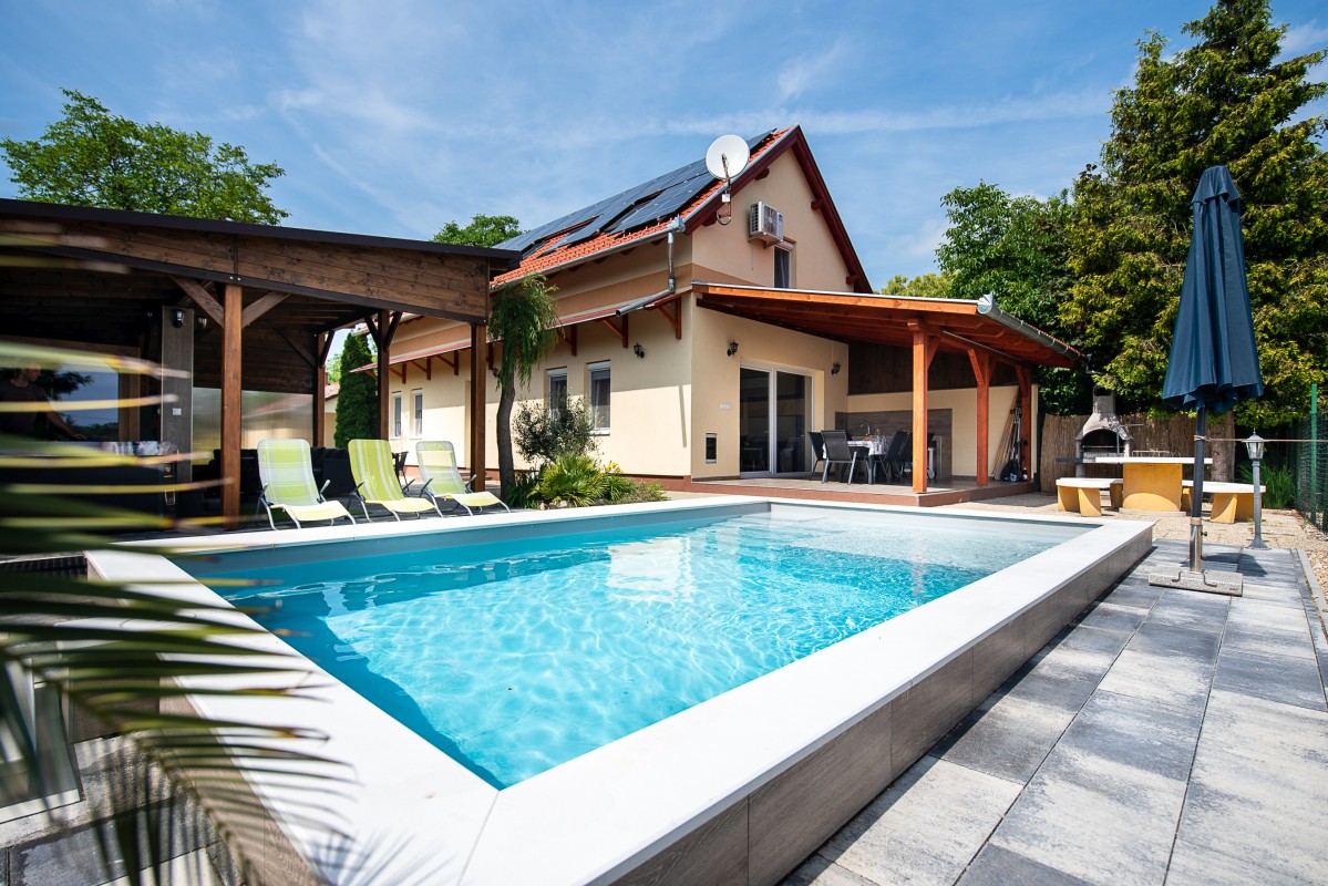 A Füzeskerti luxusnyaraló: 6x4 méteres medence, nagy fedett terasz kerti bútorokkal, bográcsozóhely