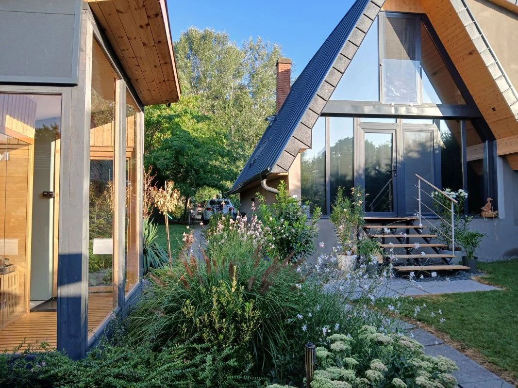 A vízparti nyaraló és a wellness részleg a kertben