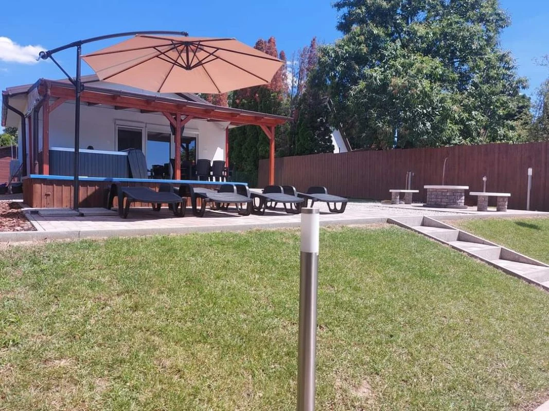 Medencével, jacuzzival felszerelt vízparti nyaraló