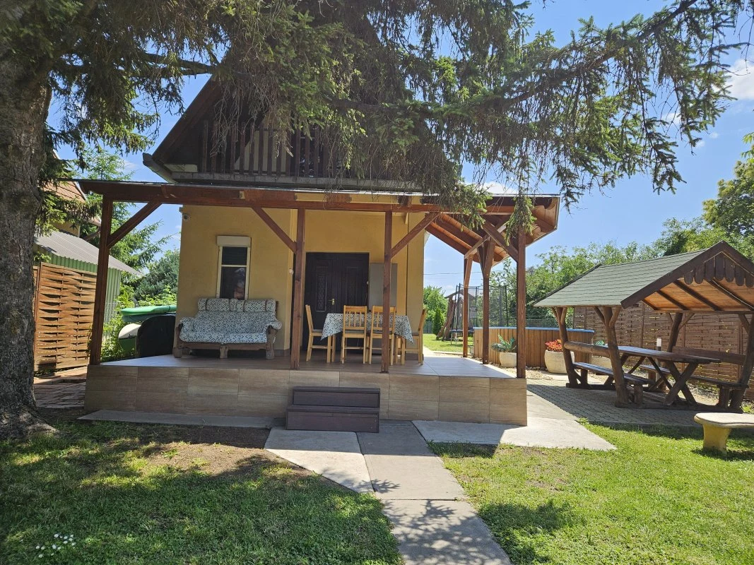 Közvetlen vízparti nyaraló fedett terasszal, medencével a kertben