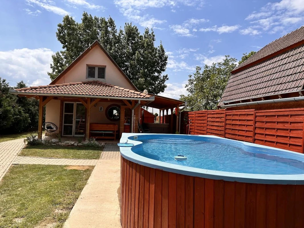 Felszerelt, vízparti horgásznyaraló a Kákafoki holtág partján