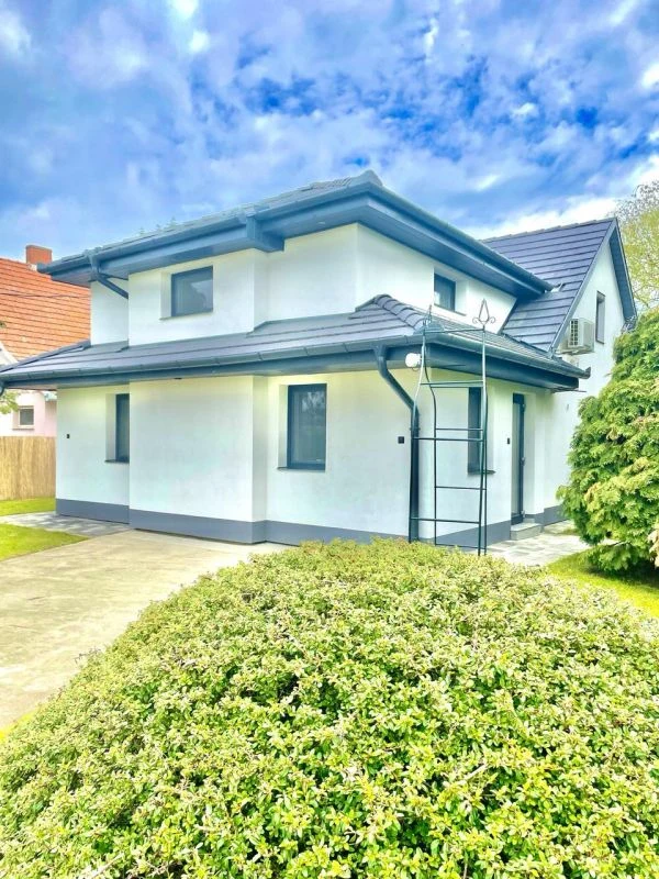 Modern stílusban felújított üdülő a Kákafoki holtág partján