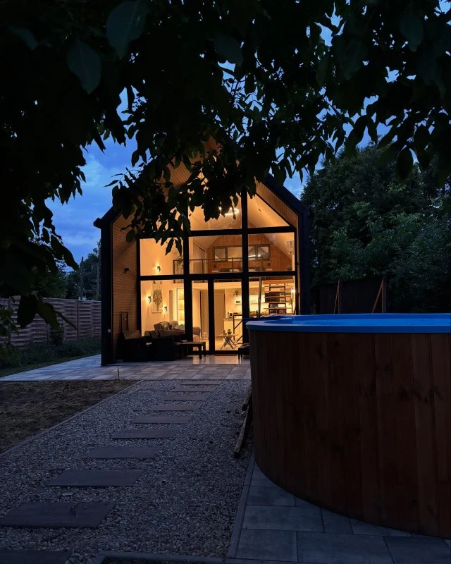 Ékszerdoboz a vízparton, esti fényekben