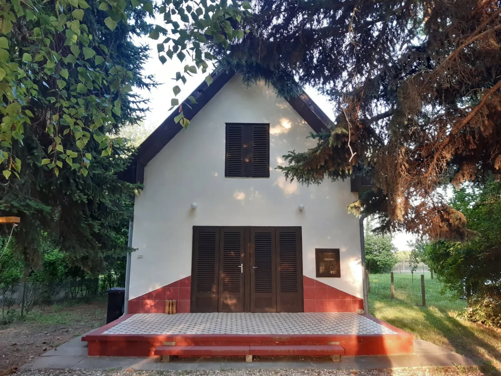 Nyaraló a vízpart felől