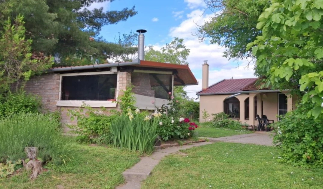 A vízparti faház és fedett kerti konyha a kertben