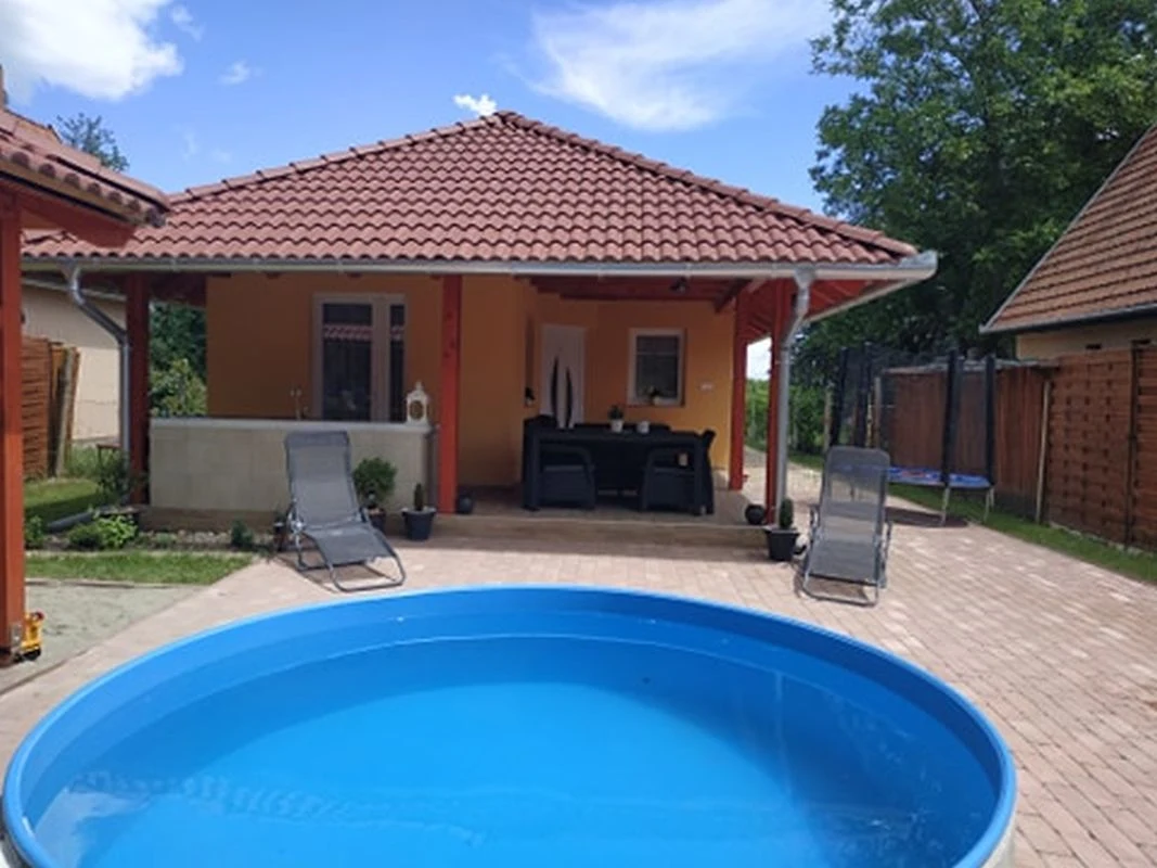 Medence az udvaron, fedett terasz