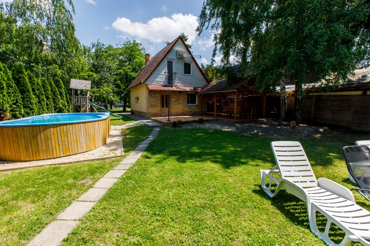 A kert medencével, napozóágyakkal felszerelt