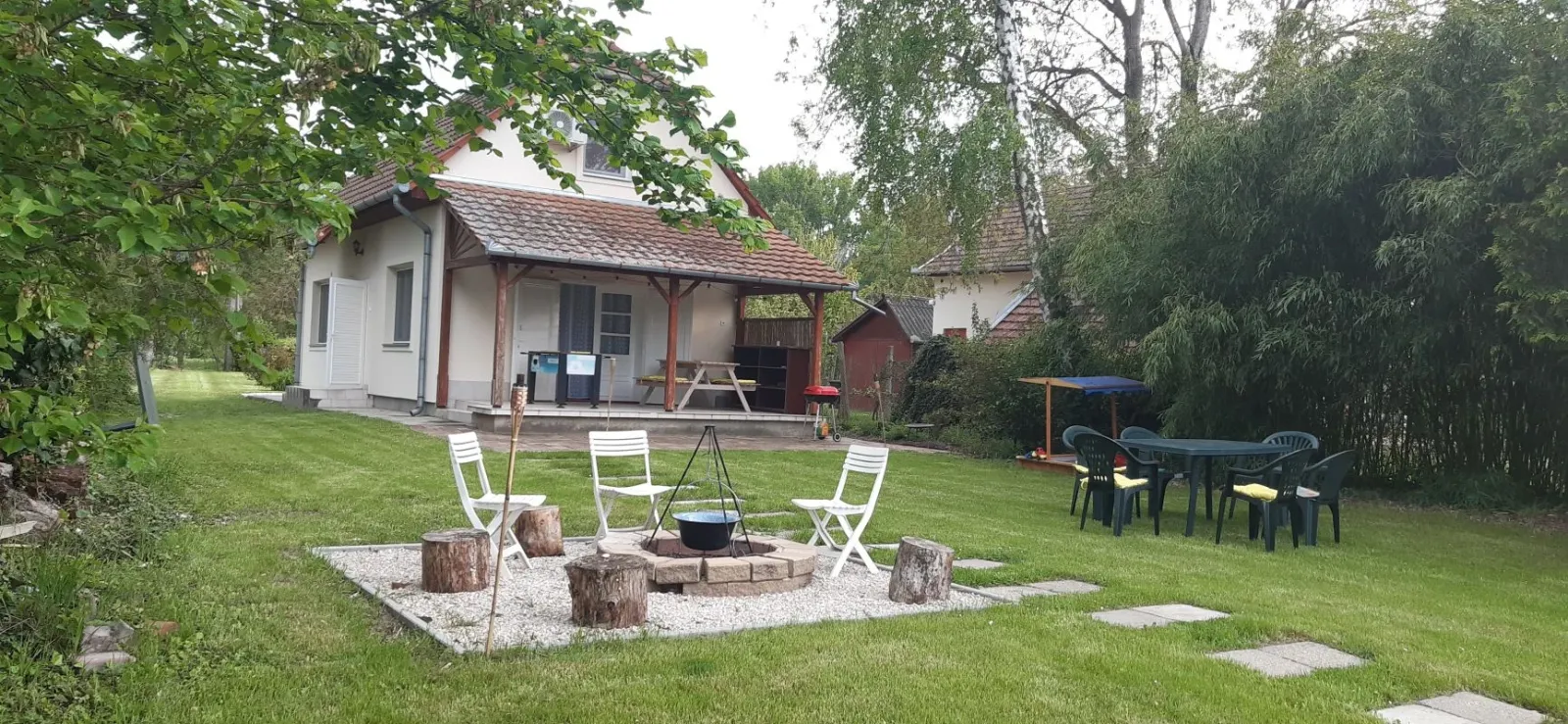 Épület a vízpart felől, kerti sütögetővel