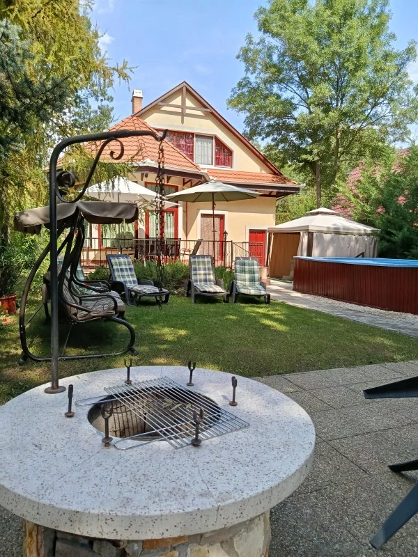 Medencével, hangulatos terasszal rendelkező vízparti nyaraló