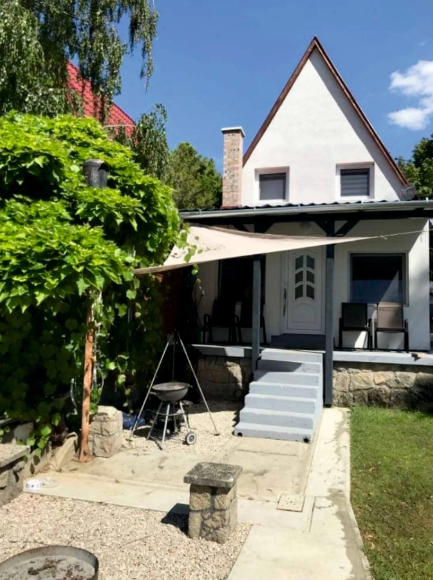 Nyaraló árnyékos terasszal és sütögetővel