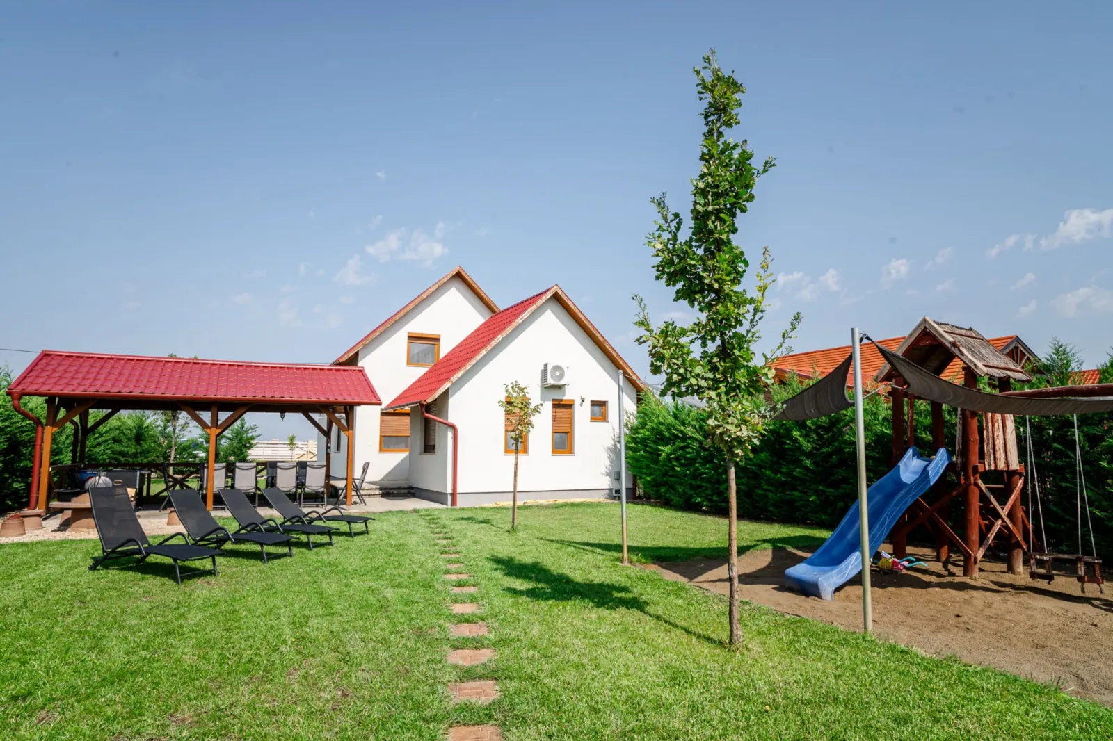 Nyaraló a vízpart felől