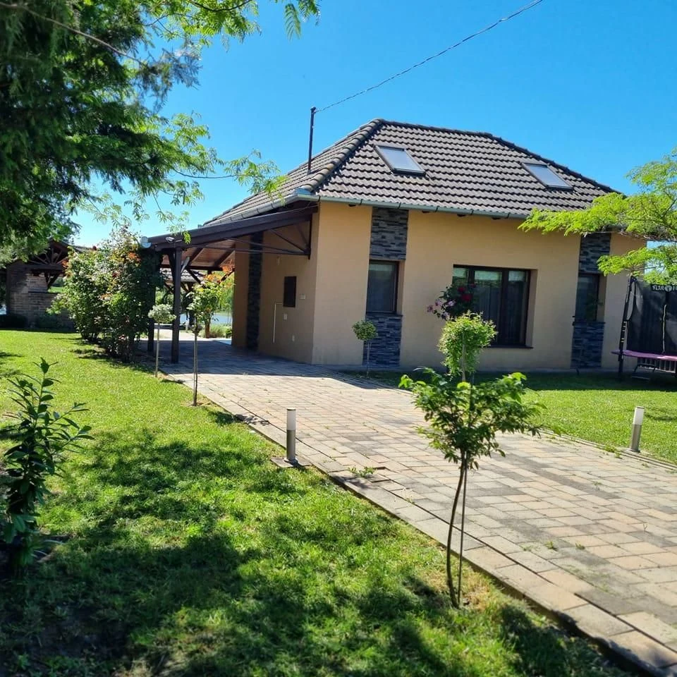 Galériás kialakítású, vízparti nyaraló