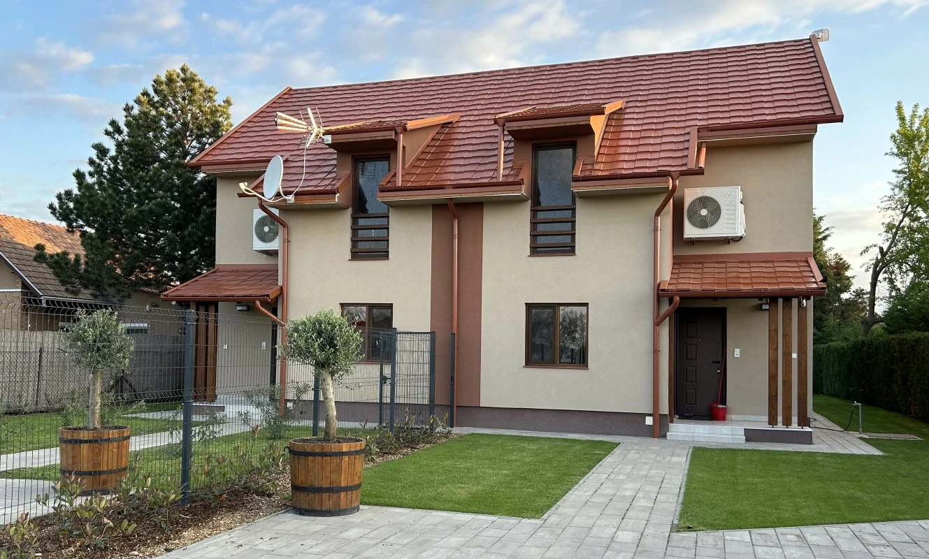 Ikernyaraló az utcafront felől