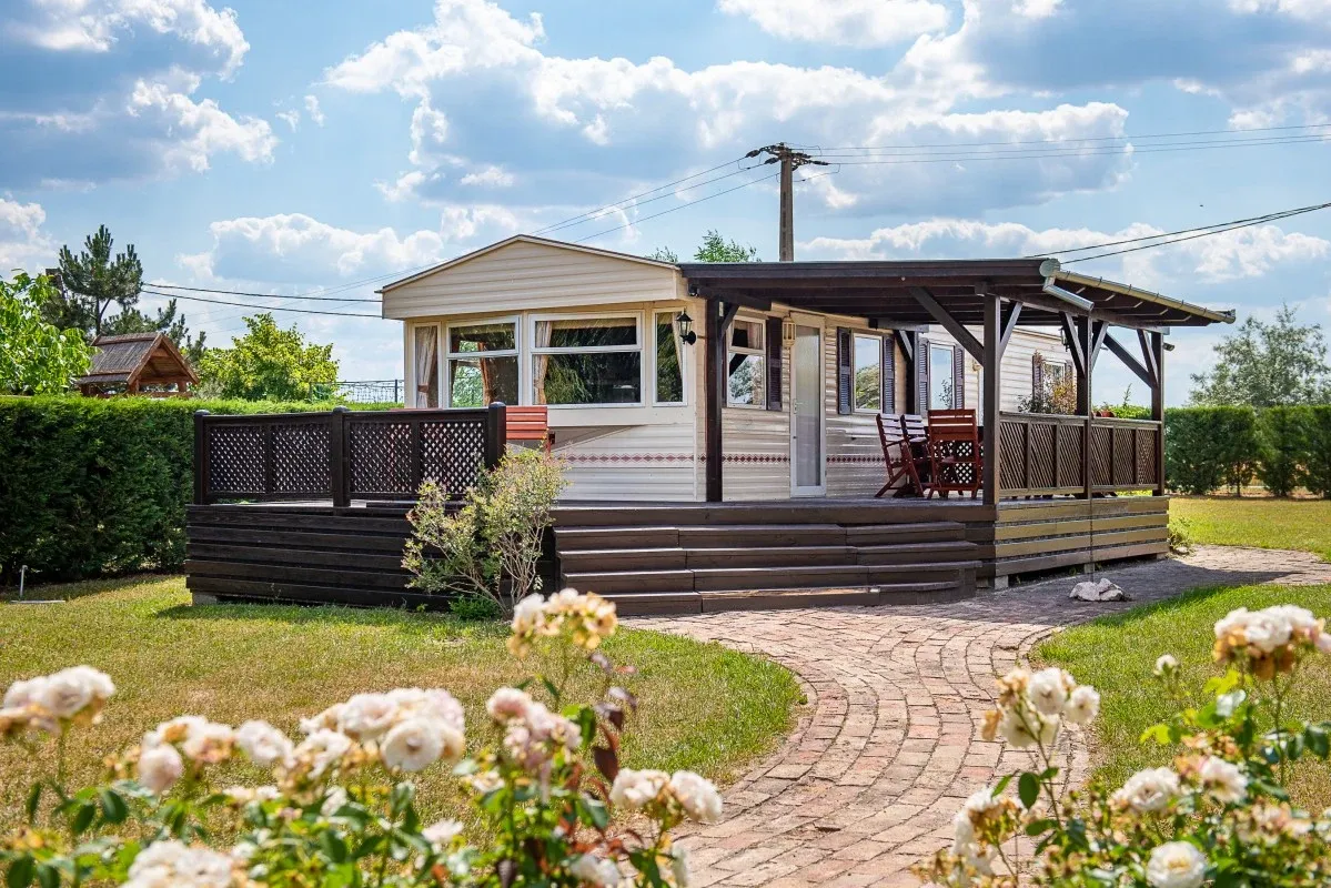 A kiadó mobilház/nyaraló és fedett terasza