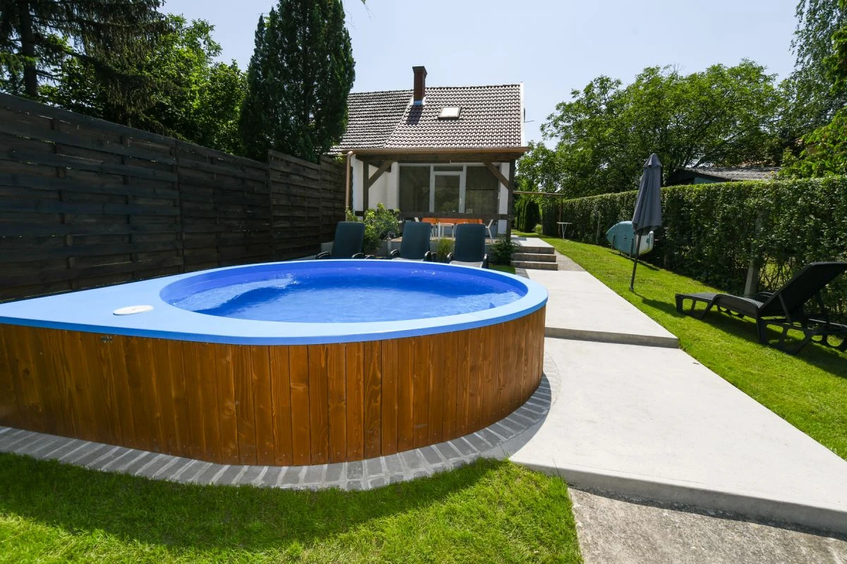 Felszerelt horgásznyaraló fűthető medencével