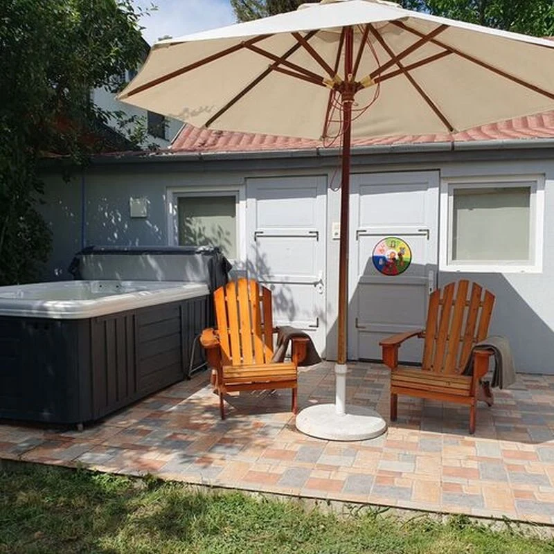 Terasz a vízpart felől