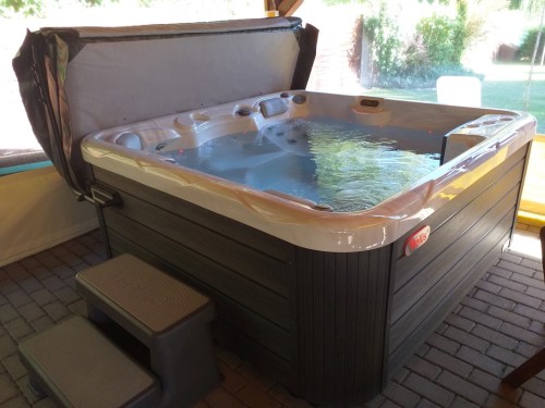 5%20személyes%20jacuzzi%20a%20fedett%20teraszon