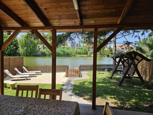 Kilátás%20a%20teraszról%20a%20festői%20vízpartra