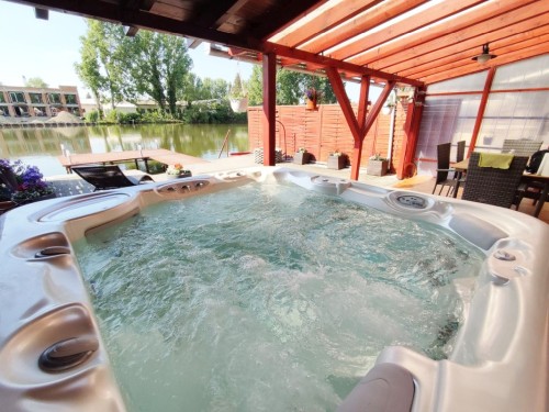 Kilátás%20az%205+1%20fős%20jacuzziból