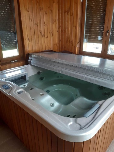 6%20személyes%20jacuzzi%20külön%20épületben,%20mosdóhelyiséggel