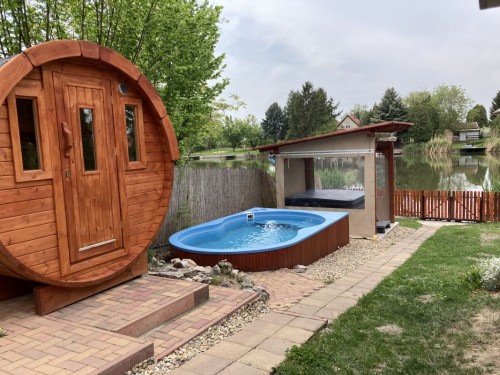 Finn%20hordó%20szauna,%20félig%20süllyesztett%206x3%20méteres%20medence%20és%205%20személyes%20jacuzzi%20a%20kertben