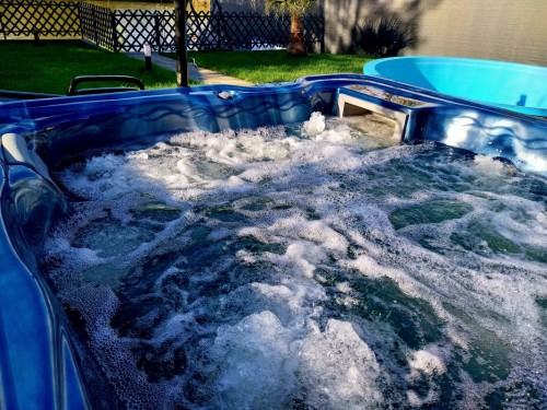 5%20személyes%20jacuzzi%20a%20kertben,%20kilátással%20a%20vízpartra