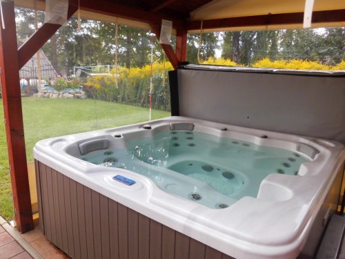 Fedett%20jacuzzi%20a%20Körösre%20néző%20kilátással