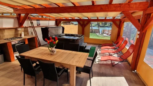 Fedett teraszon kinti konyha, étkező és jacuzzi gyönyörű kilátással a Holt-Körösre