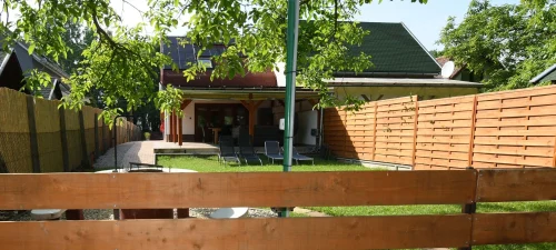 A nyaraló hangulatos kertje a vízpart felől