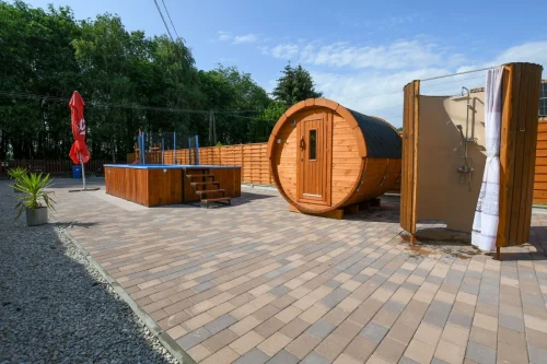 Finn szauna kinti zuhanyzóval, medence és játszótér