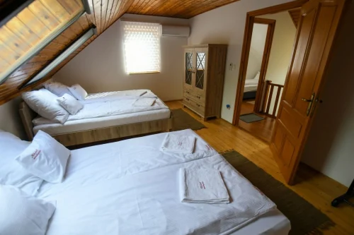 Dupla franciaággyal felszerelt szoba