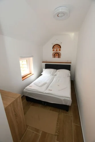 Kisebb franciaágyas szoba