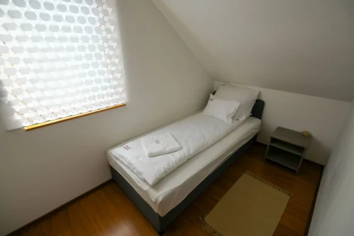 Hálószoba egyszemélyes ággyal