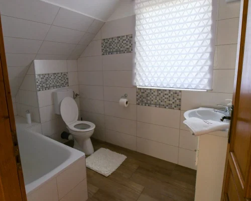 Fürdőkáddal ellátott fürdőszoba és WC