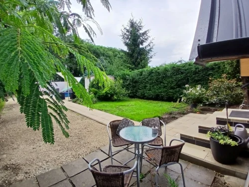 Az épület melletti dohányzóasztal és út a vízpart felé