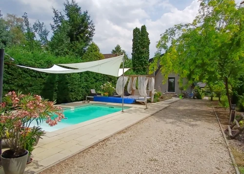 Süllyesztett medence napozóágyakkal és árnyékolt pihenőhellyel