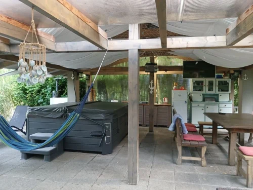 Fedett teraszon jacuzzi, felszerelt nyári konyha és kültéri étkező Tv-vel