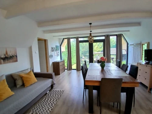 TV-vel felszerelt nappali étkezővel