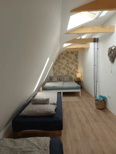 Hálószoba franciaággyal és 2 db egyszemélyes ággyal