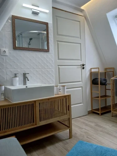 Emeleti zuhanyzós fürdőszoba