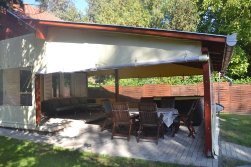 Fedett terasz kényelmes kerti bútorokkal, jacuzzival