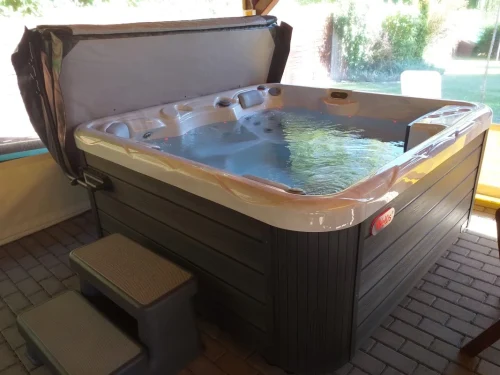 5 személyes jacuzzi a fedett teraszon