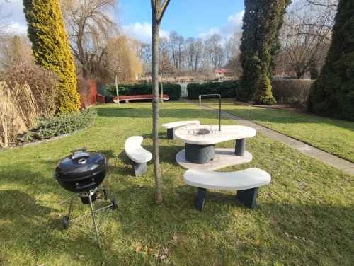 Hangulatos szalonnasütő a gondozott kertben