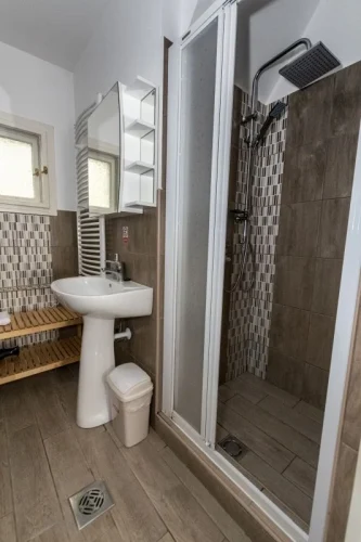 Tusolókabinos fürdőszoba