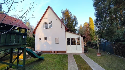 Nyaraló az utcafront felől, ponyvázott terasszal