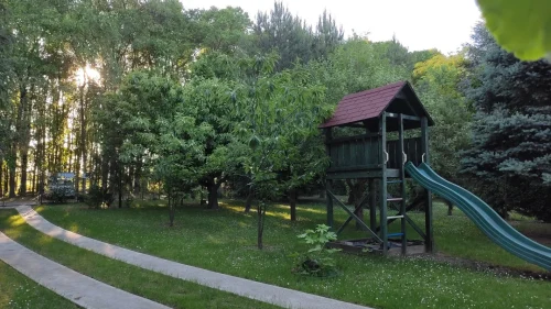 Gyermek játszótér a kertben