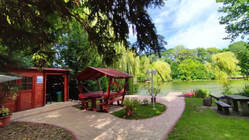 Szalonnasütögető, kerti szaletli, hintaágy, kenu és 2 db SUP a gondozott, nagy kertben