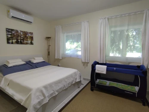 Földszinti klimatizált hálószoba babaágy bekészítésével 