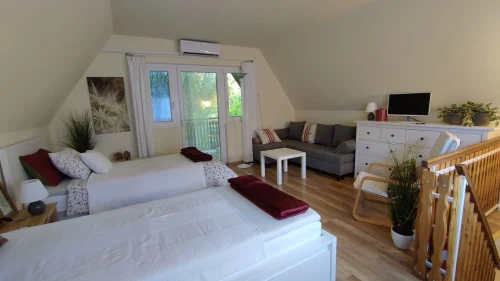 Emeleti hálószoba pótágyazható sarokülővel